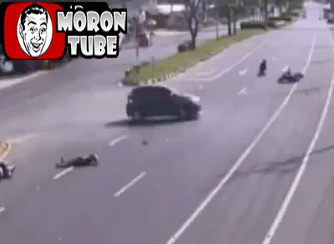 Video :A biker is nearly killed as a vehicle turns at random